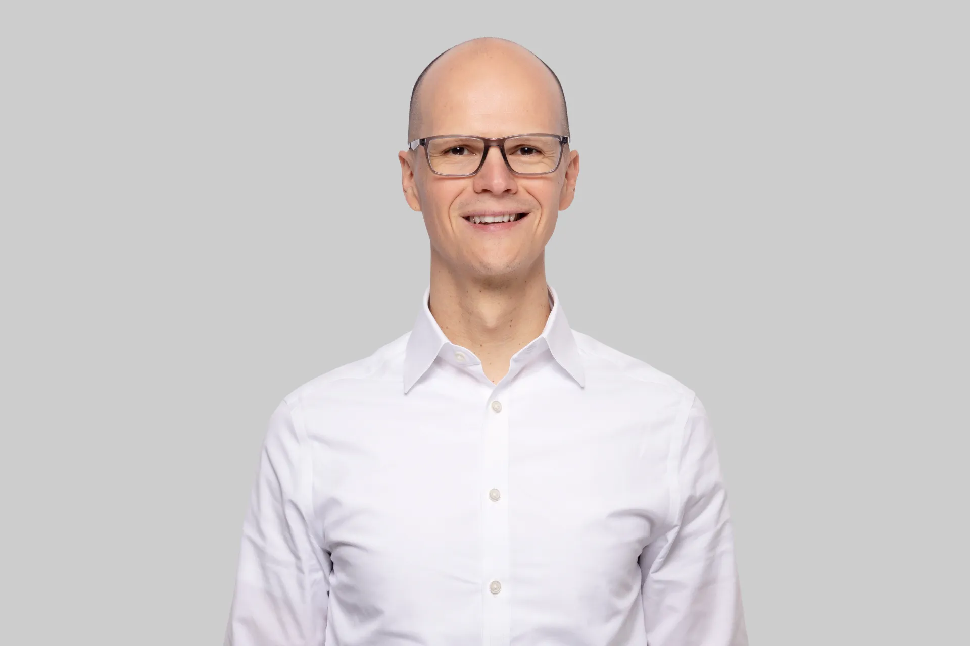 Ein Mann mit Brille und weißem Hemd