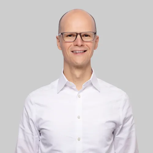 Ein Mann mit Brille und weißem Hemd